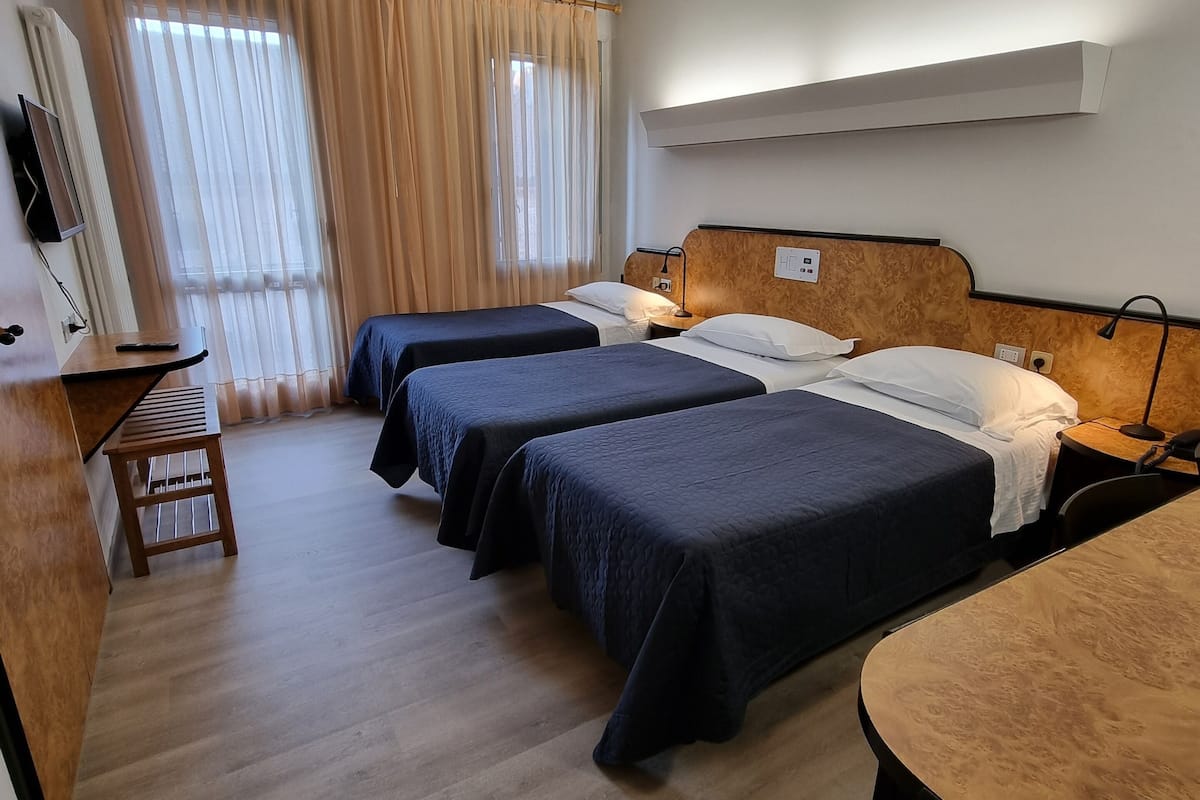 Standard-Dreibettzimmer | Minibar, Zimmersafe, individuell eingerichtet, Schreibtisch