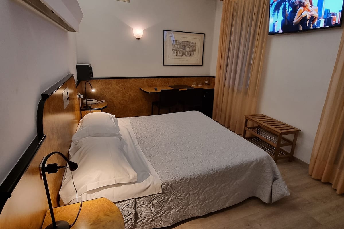 Minibar, Zimmersafe, individuell eingerichtet, Schreibtisch