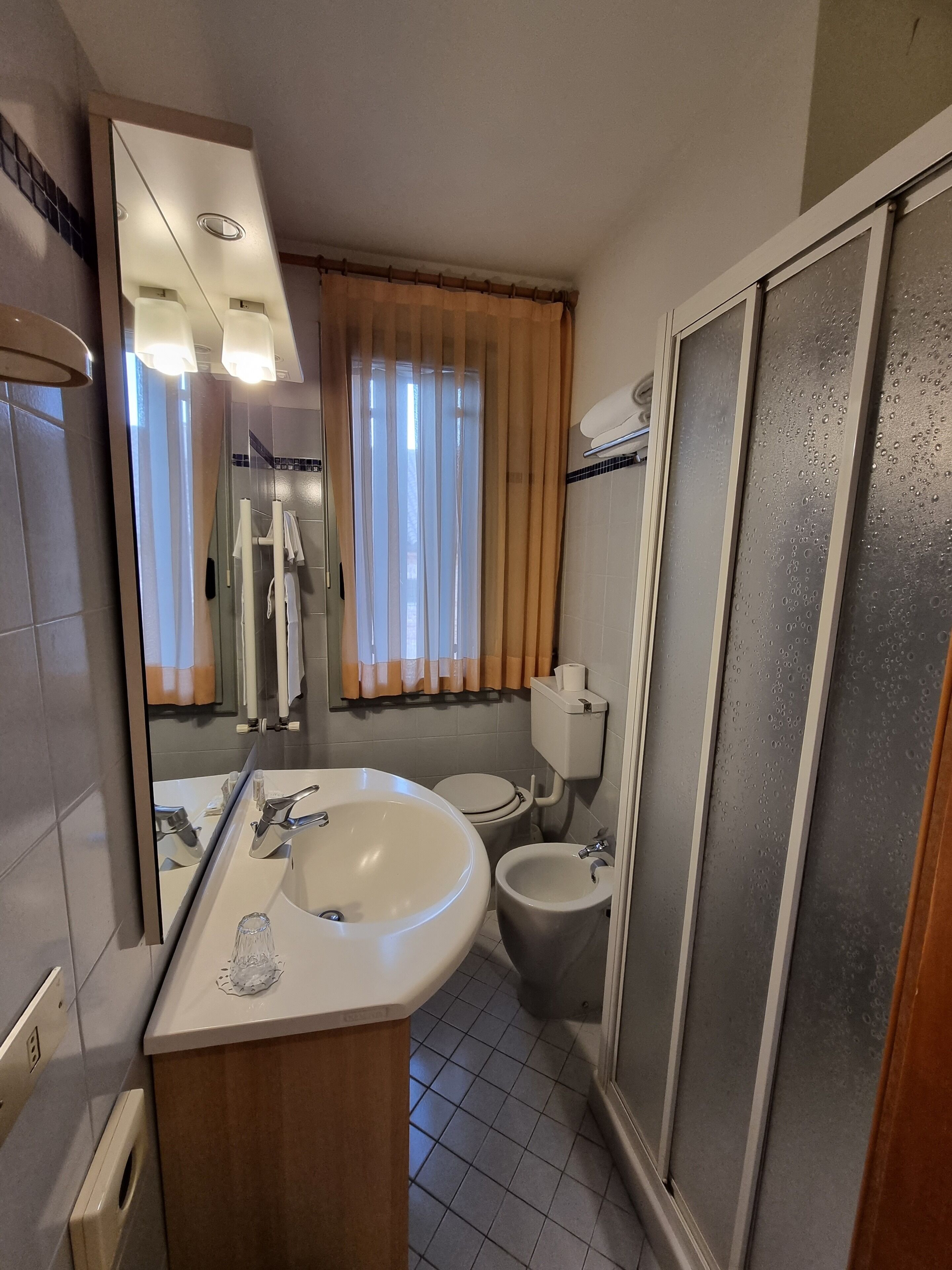 standard double or twin room | bathroom | shower, rainfall showerhead, free toiletries, hair dryer