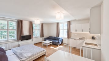 Standard Studio, Kitchenette | Desk, blackout curtains, soundproofing, free WiFi