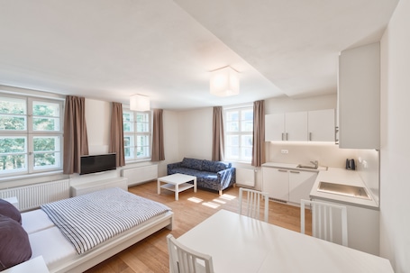 Standard Studio, Kitchenette | Desk, blackout drapes, soundproofing, free WiFi