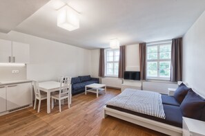 Desk, blackout drapes, soundproofing, free WiFi - Theresian Apartment (Ostruzna)