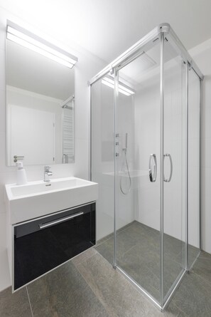 Apartamento estándar, 1 habitación, cocina básica | Baño | Ducha y cabezal de ducha tipo lluvia