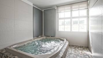 Indoor spa tub