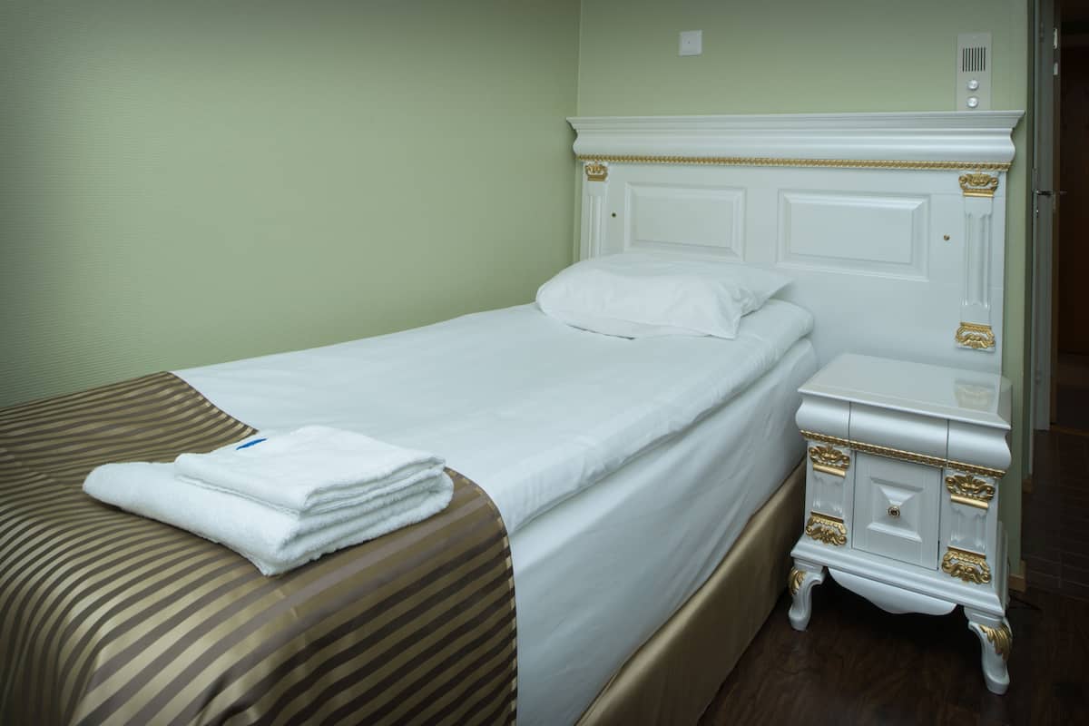 Classic Twin Room | 1 bedroom, desk, soundproofing, iron/ironing board