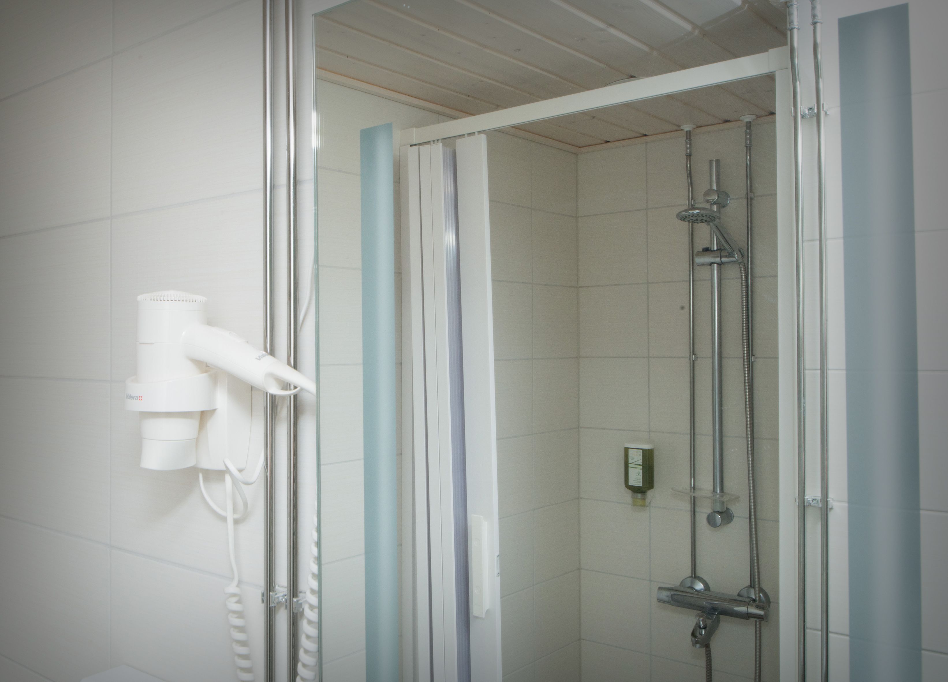 classic twin room | bathroom shower