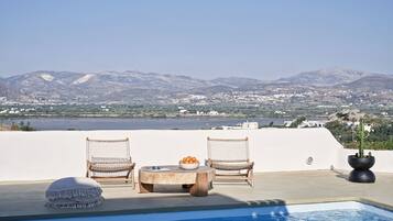 Elegant Three Bedroom Villa Sea View with Private Pool | Roupas de cama premium, camas com colchões pillow-top