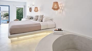 Honeymoon Suite with Lake view, Private pool & Outdoor Jetted Tub | Luxe beddengoed, pillowtop-bedden, een kluis op de kamer, een bureau