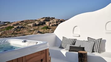 Two Bedroom Petite Villa Sea View with Private Pool & Outdoor Jacuzzi | Vue de la chambre