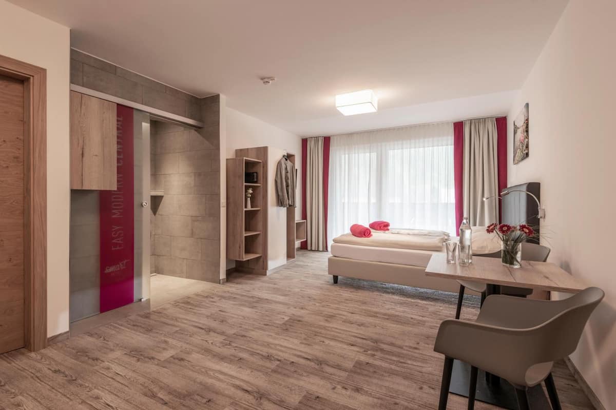 1 bedroom, premium bedding, in-room safe, desk