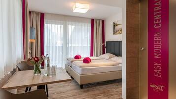 Hochwertige Bettwaren, Zimmersafe, Schreibtisch, kostenloses WLAN