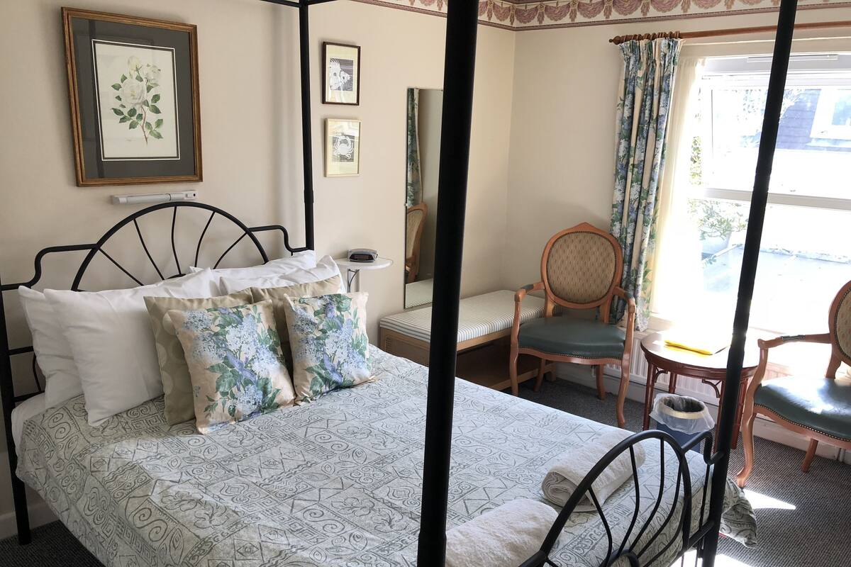 Double Room | Desk, iron/ironing board, free cots/infant beds, free WiFi
