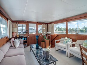 Lobby sitting area - Key West Yacht Life (Key West)