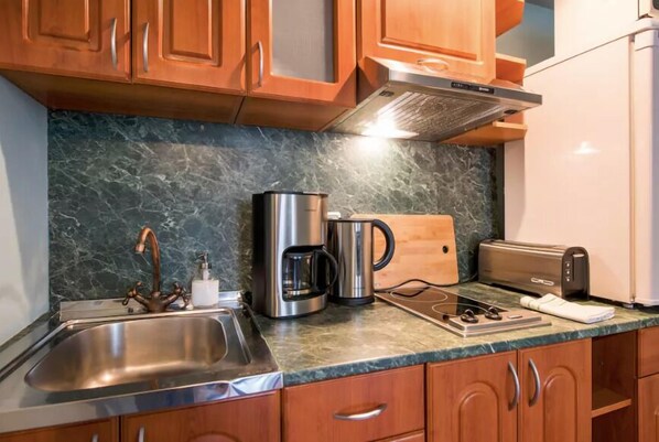 Kühlschrank, Mikrowelle, Herdplatte, Wasserkocher mit Kaffee-/Teezubehör