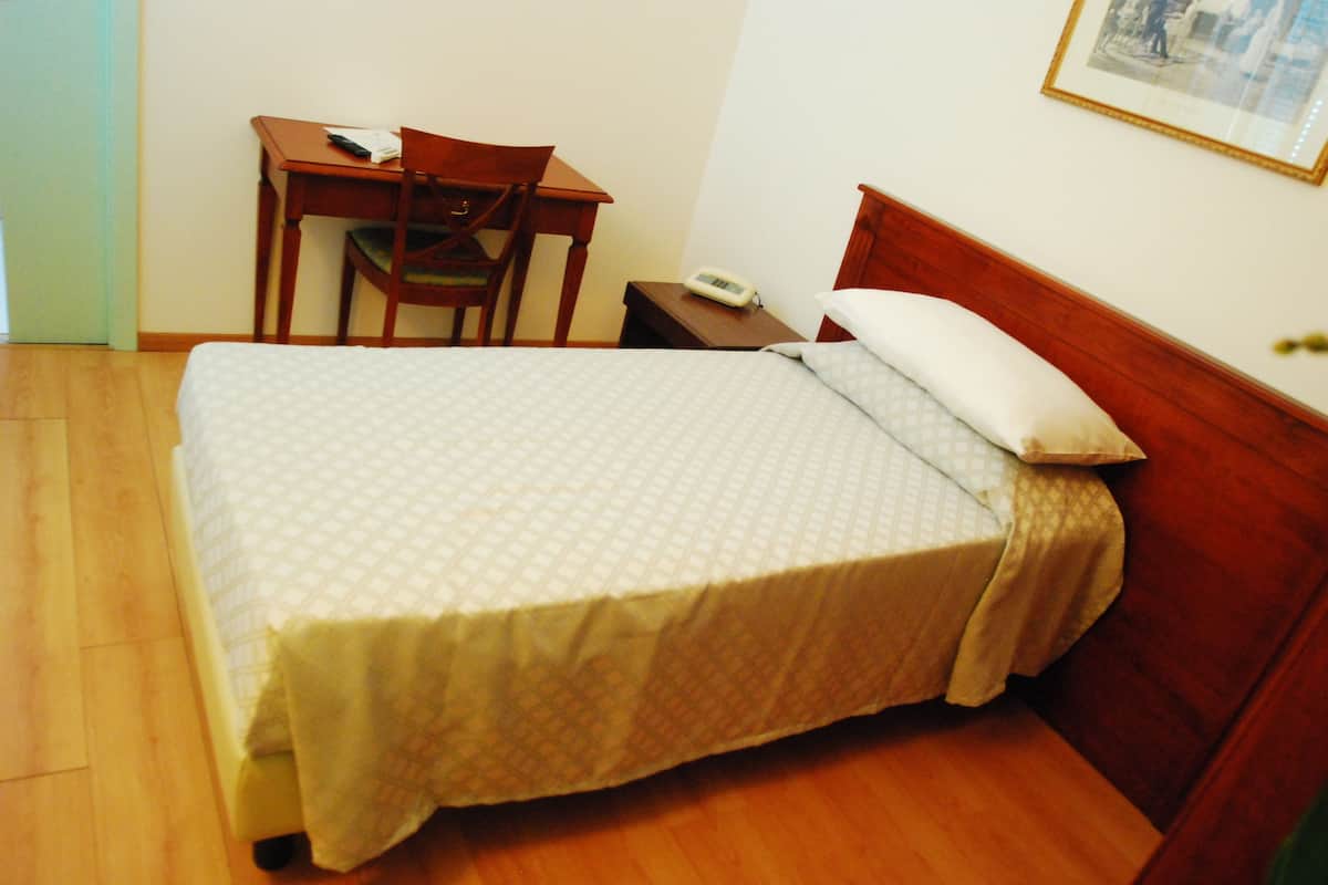 Minibar, caja de seguridad en la habitación y escritorio