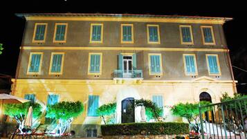 Fassade der Unterkunft â Abend/Nacht