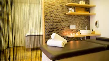 Sauna seca, banheira de hidromassagem, banho turco/hammam