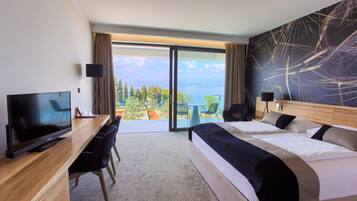 Superior double room with balcony - sea and olive garden view (A2) | Ropa de cama de alta calidad, minibar, caja fuerte y escritorio