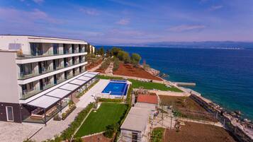 Private beach, sun-loungers, beach umbrellas, beach towels