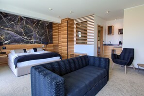 Junior suite with balcony - partial sea view (A2+1) | Ropa de cama de alta calidad y minibar 
