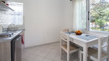 Superior-huoneisto | Yksityinen keittonurkkaus | Täysikokoinen jääkaappi, mikroaaltouuni, liesi, kahvin-/teenkeitin