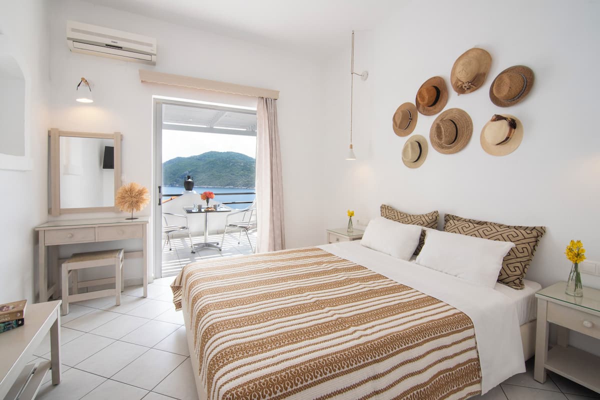 Une chambre à coucher avec un lit, des tables de chevet, un bureau et une chaise.