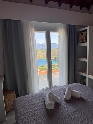 In-room safe, soundproofing, iron/ironing board, free WiFi