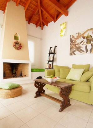 Villa | Living area | Flat-screen TV - Nafsika Residences (Samos)