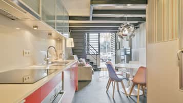 Standard Loft (5 people) | Private kitchen | Full-size fridge, microwave, oven, stovetop