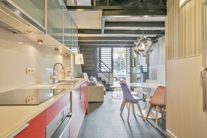 Standard Loft (5 people) | Private kitchen | Full-size fridge, microwave, oven, stovetop - Alcam Futbol (Barcelona)