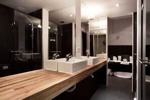 Standard Apartment, 3 Bedrooms | Bathroom | Shower, hair dryer, towels - Alcam Futbol (Barcelona)