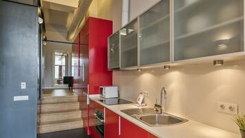 Standard Apartment, 3 Bedrooms | Private kitchen | Full-sized fridge, microwave, oven, stovetop