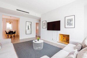 Standard Apartment, 4 Bedrooms | Living area