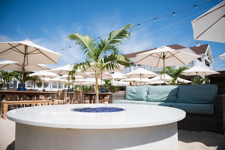 Bar junto a la piscina