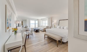 Estudio de lujo, 1 cama King size, frente al océano | Ropa de cama de alta calidad y caja de seguridad en la habitación