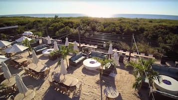 Poolside bar