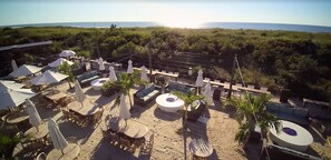 Poolside bar - ICONA Avalon (Avalon)