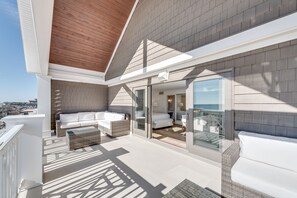 Oceanfront Luxury King Studio | Balcony - ICONA Avalon (Avalon)