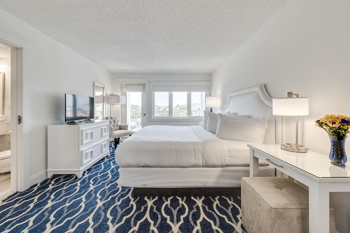 classic value king | premium bedding, in-room safe, individually decorated