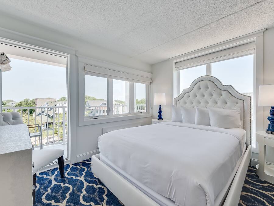 Classic Value King | Premium bedding, in-room safe, individually decorated