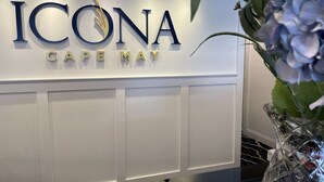 Señal de hotel con el nombre 'ICONA Cape May'.
