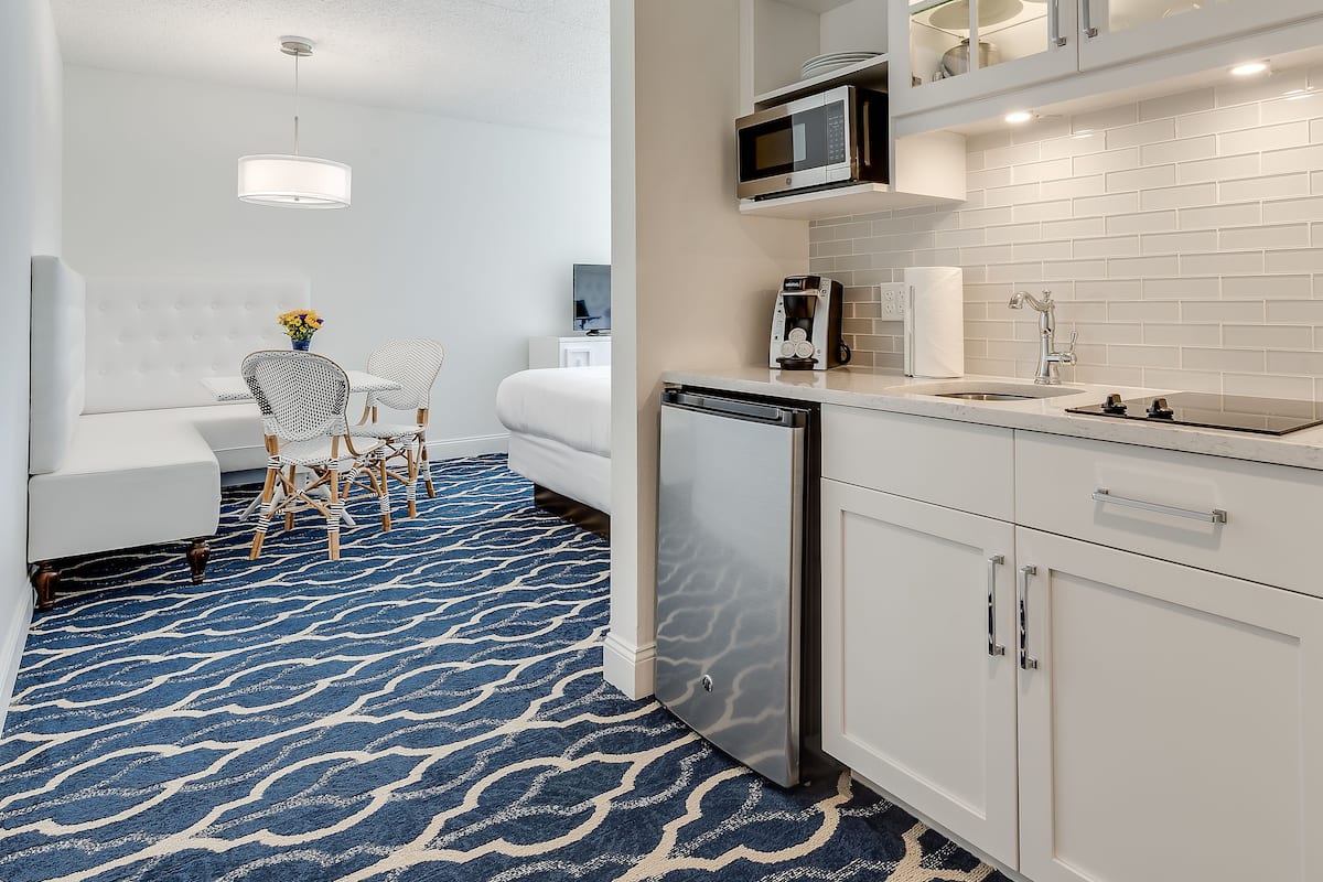 premium 2 queen studio plus | in-room dining