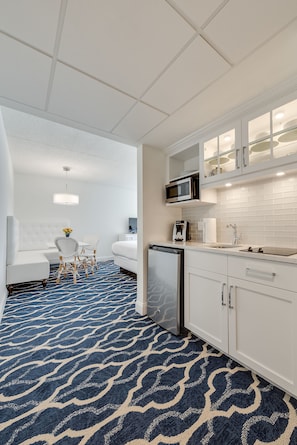 Premium 2 Queen Studio Plus | In-room dining