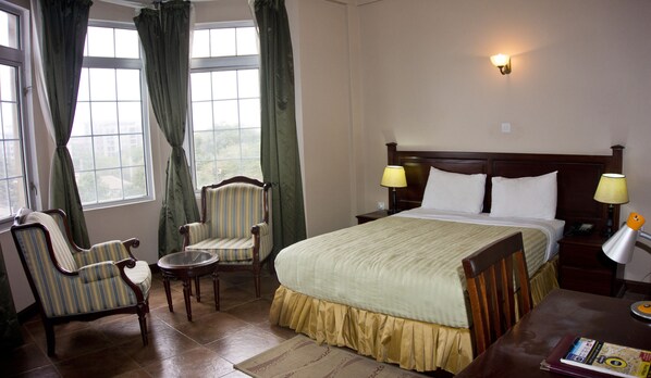 In-room safe, desk, soundproofing, iron/ironing board - The Congress Hotel (Accra)