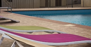 Outdoor pool, pool loungers - The Congress Hotel (Accra)