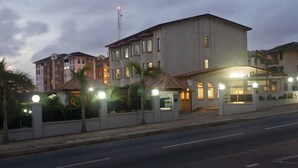 Un hôtel doté d’une façade moderne, de plusieurs étages et d’une entrée bien  éclairée.