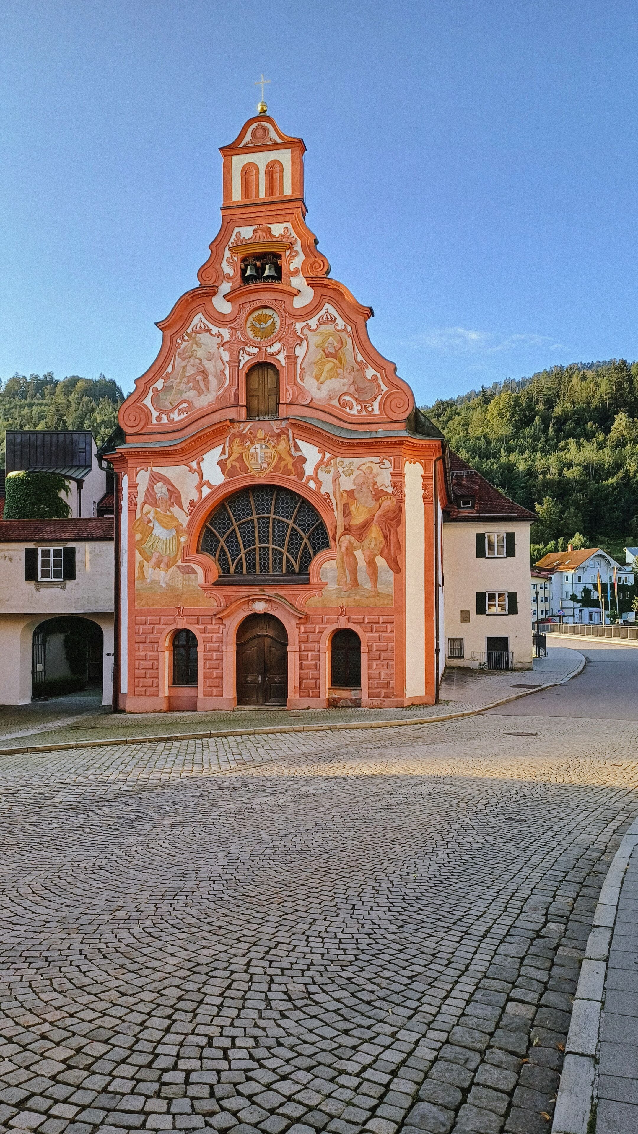 Una iglesia histórica con un campanario y frescos detallados.