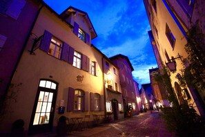 Voorkant accommodatie - avond/nacht