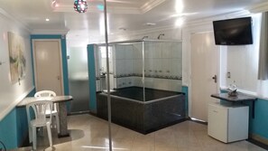 Deluxe Suite, 1 Double Bed | Bathroom | Shower, free toiletries, hair dryer, towels - Motel dos Arcos (Porto Alegre)