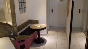 Quarto casal | Frigobar, individualmente decorados, cortinas blackout